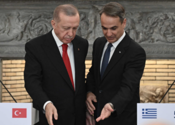 Prapaskenat e takimit pajtues Mitsotakis-Erdogan: Surpriza me qenin e pallatit kryeministror, japrakë e hallvë