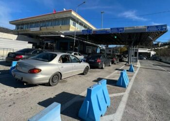 Fluksi me rastin e festave të fund vitit, shtohen sportelet në pikat e kalimit kufitar me Greqinë dhe Maqedoninë e Veriut. Reagon Balla