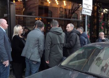 Selia e heshtur, një grup mbështetësish kafe poshtë shtëpisë së Berishës