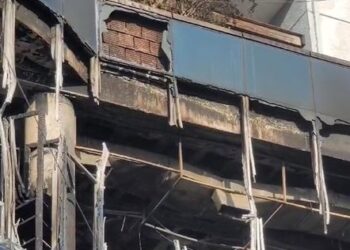 Pas zjarrit në Lushnjë, banorët nuk lejohen të kthehen në banesat e tyre