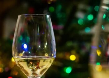 Mbi 700 anëtarë të stafit të kompanisë ajrore helmohen gjatë festës së fundvitit