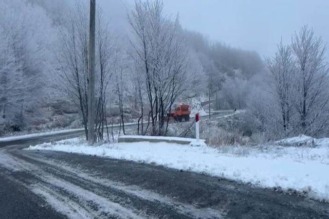 Dëborë në Korçë dhe Llogara, ARRSH thirrje shoferëve: Pajisuni me goma dimërore dhe zinxhirë