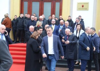 Kaosi në Kuvend, PS kërkon përjashtimin e 3 deputetëve të Berishës