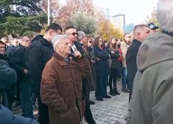 Parlamenti i heq imunitetin Berishës, Argita merr pjesë në protestën e ‘Rithemelimit’