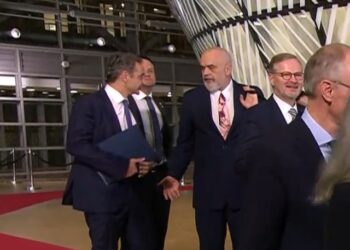 Të fundit në rresht, Rama dhe Mitsotakis debatojnë para fotos zyrtare në Bruksel (VIDEO)