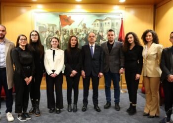 8 dhjetori/ Begaj uron Ditën e Rinisë me studentët që zhvilluan praktikën në Presidencë