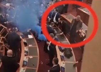 VIDEO/ Zbulohet si deputetët e ‘Rithemelimit’ i futën tymueset në sallën e Kuvendit