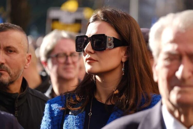 Fotolajm/ Në protestë si modele dhe me syze 2000 euro