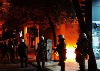 Tensione në Athinë dhe Selanik, protestat për vrasjen e 15-vjeçarit i “vënë flakën” Greqisë