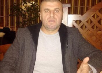 Dhunoi gruan dhe iu gjet armë pa leje në shtëpi, arrestohet drejtori i burgut të Fushë-Krujës