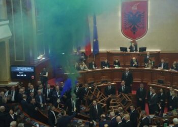 Kaosi i Rithemelimit s’e zmbraps mazhorancën! Rama dërgon në Kuvend ndryshimet e rregullores dhe marrëveshjen me Italinë