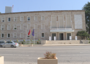 Qeveria u ndalon institucioneve përdorimin e fondit të veçantë për shpërblimin e punonjësve