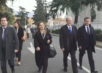 FOTOLAJM/ I rrethuar me besnikët e tij, Sali Berisha mbërrin Kuvend