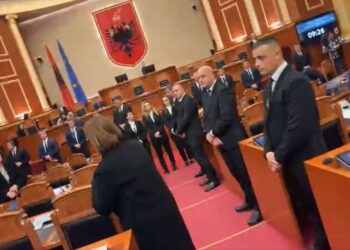Jashtë protestë, brenda karriget pirg para foltores, ja ç’po ndodh në Kuvend