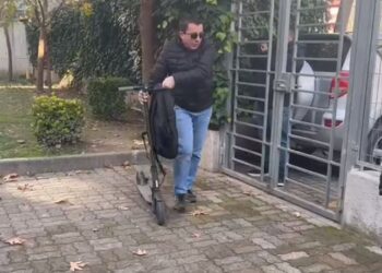 VIDEO/ Vendimi për heqjen e imunitetit të Berishës shkon në SPAK me skuter