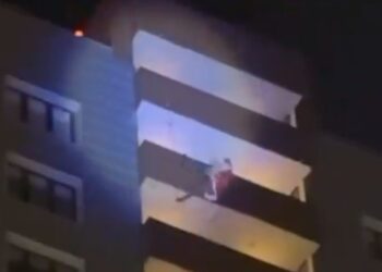 VIDEO/ Po përshëndeste fëmijët, Babagjyshi bie nga kati i 24 dhe vdes