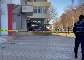 18-vjeçari u hedh nga pallati, shoqërohen shokët me të cilët po festonte