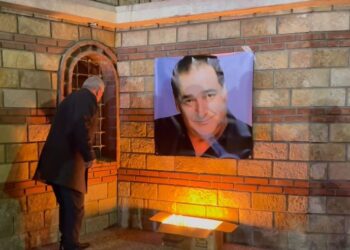 Vdekja e këngëtarit grek Vasilis Karras, qytetarët në Korçë ndezin qirinj: Jemi rritur me këngët e tij
