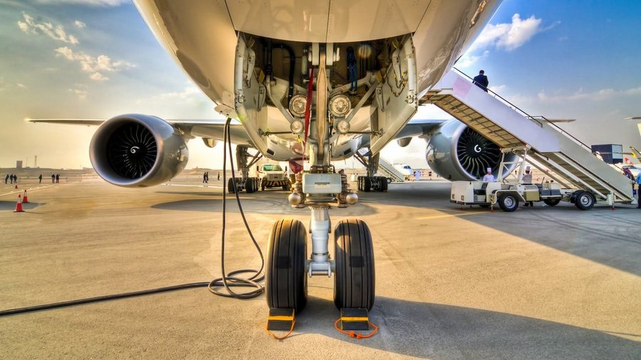 Fshihet midis rrotave të avionit të nisur nga Algjeria për në Paris, gjendet i gjallë burri