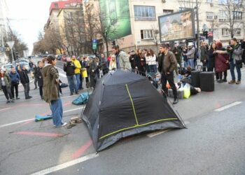 Demonstratat kundër Vuçiç, në Beograd ngrihen çadra ku do të qëndrojnë protestuesit