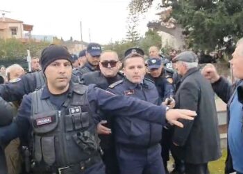 VIDEO / Fredi Beleri shkon në funeralin e gjyshes, Policia “blindon” Himarën