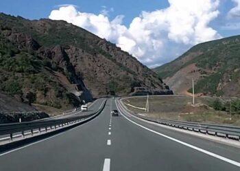 Aksident i rëndë në Rrugën e Kombit, përplasen 6 makina, të paktën dy të plagosur