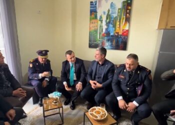 Ndaloi një grindje mes dy personave dhe u plagos, inspektori Çaushaj përfiton nga ‘Kreditë e lehtësuara”! Balla e viziton në shtëpinë e re