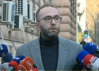 “Keqardhje për standardin e dyfishtë”/ Bardhi ndryshon mendje: Për deputetët e PS respektohet Kushtetuta, për të opozitës jo!