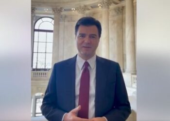 Basha ‘thumbon’ Berishën, uron ditën e rinisë nga Senati Amerikan: Pasuria më e madhe e Shqipërisë janë të rinjtë dhe të rejat
