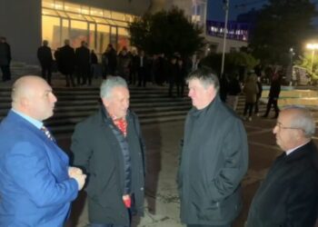 Basha respekton 11 dhjetorin, feston ditëlindjen e 33 të PD në Pallatin e Kongreseve, i bashkohen Topi e Uka