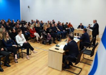 ‘Debatet’ me dyer të mbyllura te Foltorja/ Habit Berisha: Ndërkombëtarët janë me ne, meshkujt kanë ikur, por kemi gratë!
