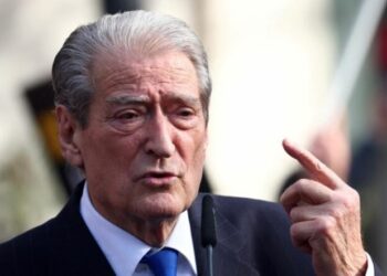 Berisha reagon për herë të parë nga arresti: Me apo pa policë te dera, asgjë s’më ndan nga ju