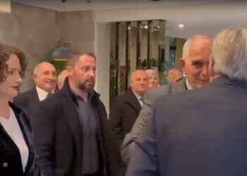 FOTO/ 33-vjetori i themelimit të PD, Berisha shoqërohet nga Argita në sallën e vogël të Hotel Tirana. Mungon Bardhi…!