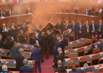 VIDEO! ‘Rithemelimi’ vijon me tymuese në Kuvend, Noka dhunon gardistët, përjashtohet nga seanca