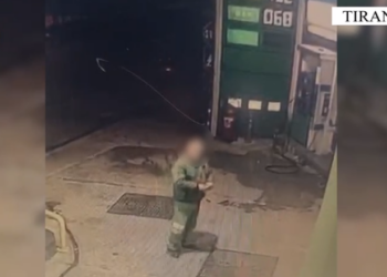 VIDEO / Grabitje me dhunë në një pikë karburanti në Tiranë, dalin pamjet e kamerave të sigurisë