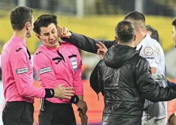 “U rrëzua vetë”, flet presidenti që grushtoi arbitrin e FIFA-s: Doja vetëm ta pështyja në fytyrë