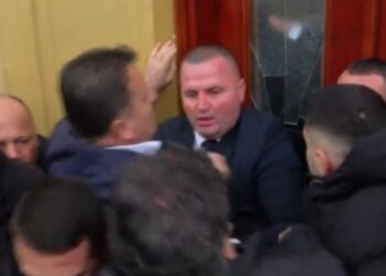 “Hapeni derën”! Kaos në hyrjen e Kuvendit, Noka thyen xhamat, Sula ‘kërcen’ mbi gardistët
