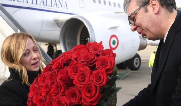 FOTOLAJM/ Vuçiç pret Melonin në aeroport, i dhuron një buqetë me trëndafila të kuq