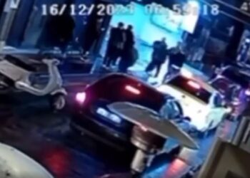 VIDEO: Momenti kur shqiptarët dalin nga ‘Range Rover’ dhe plagosin me armë 3 grekët
