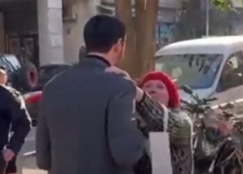 VIDEOLAJM / E moshuara i pret rrugën Shkëlzenit: Mos ki frikë fare se na ke neve!