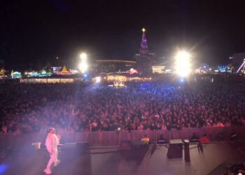 LIVE! Artistët e njohur performojnë në Tiranë, mijëra qytetarë presin ndërrimin e viteve në sheshin ‘Skënderbej’