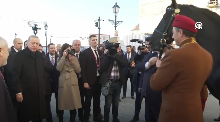 VIDEO/ Një makinë dhe një kalë, Erdogan shkëmben dhurata me Orban: Marrëveshja më e mirë e bërë ndonjëherë