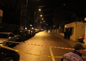 ‘Kërcet’ arma e zjarrit në qendër të qytetit të Fierit, një i plagosur. Autori shoqërohet në polici
