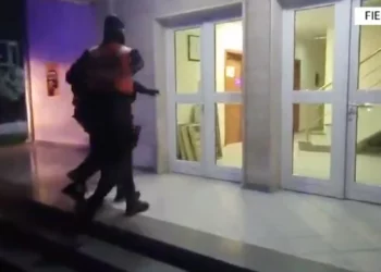 Qëlluan me armë drejt një berberhane në Fier, arrestohet njëri nga autorët