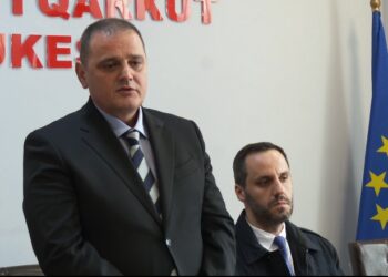 Emri/ Mazhoranca s’humb kohë, 5 ditë pas pezullimit të Gjanës, prezantohet prefekti i ri i Kukësit