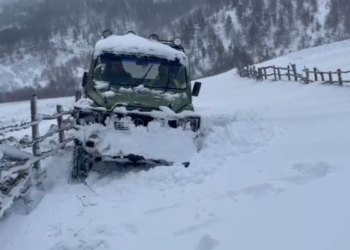 Mbërrin në 1 metër trashësia e borës në fshatrat e Gramshit, bllokohet rruga