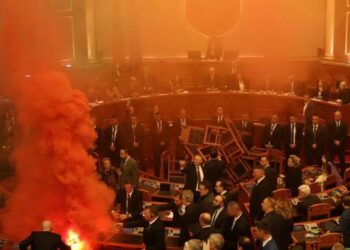 Deri në 60 ditë përjashtim/ Hyjnë në fuqi masat e ashpra ndëshkuese ndaj deputetëve që hedhin tymuese e lëndë piroteknike!