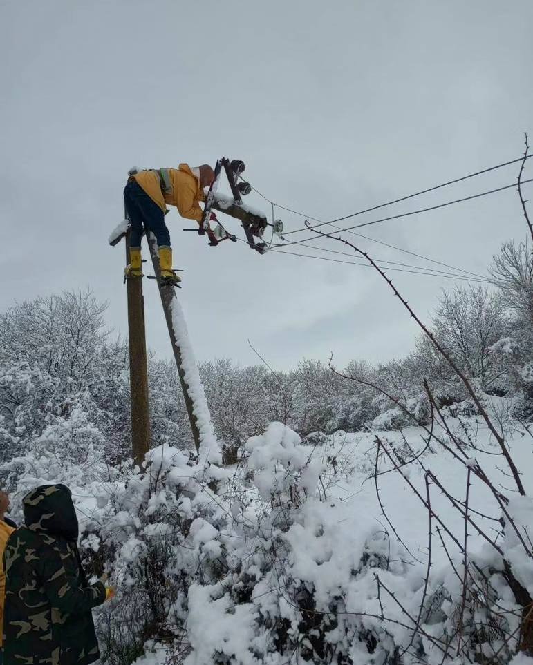 Moti i keq/ Balluku: Grupet e punës ndërhynë për rikthimin e energjisë, stabilizohet situata në Korçë dhe Kukës!