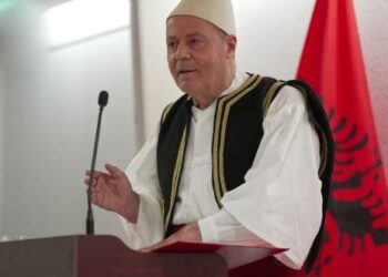 Pavarësia/ Ambasadori Nano paraqitet me veshje tradicionale shqiptare para trupit diplomatik zviceran: Mënyra se si jam veshur…!