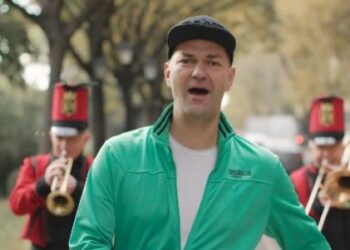 VIDEO/ Një këngë që bën bashkë Alban Nimanin, Bandën Frymore të Tiranës dhe sportin